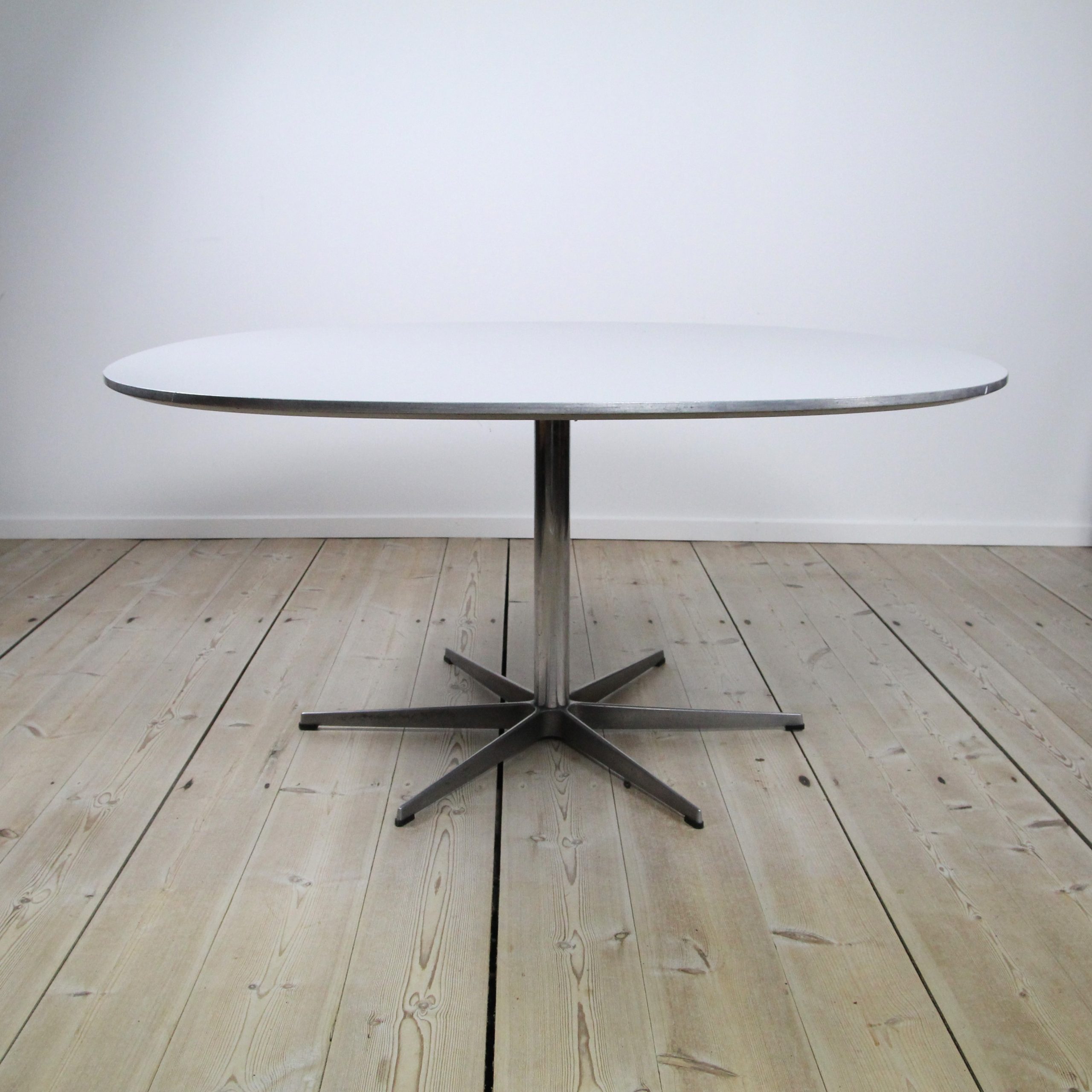 Large super circular dining table 145cm by 145cm – Fritz Hansen